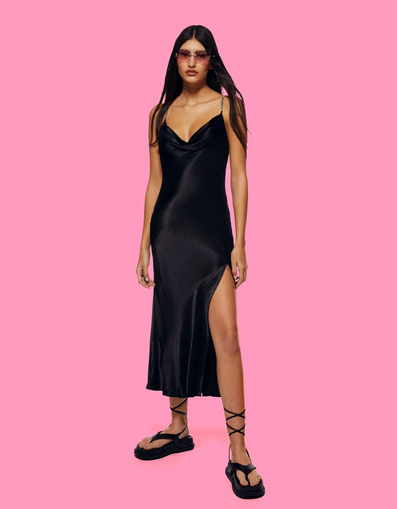 Satiniertes Midikleid mit Trägern und Strass